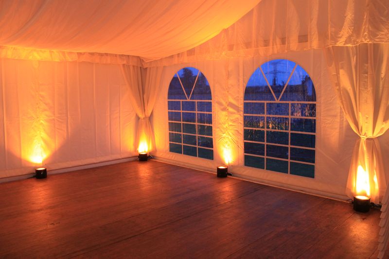 Vélums et éclairages dans une tente dans l'Eure a Barneville sur seine